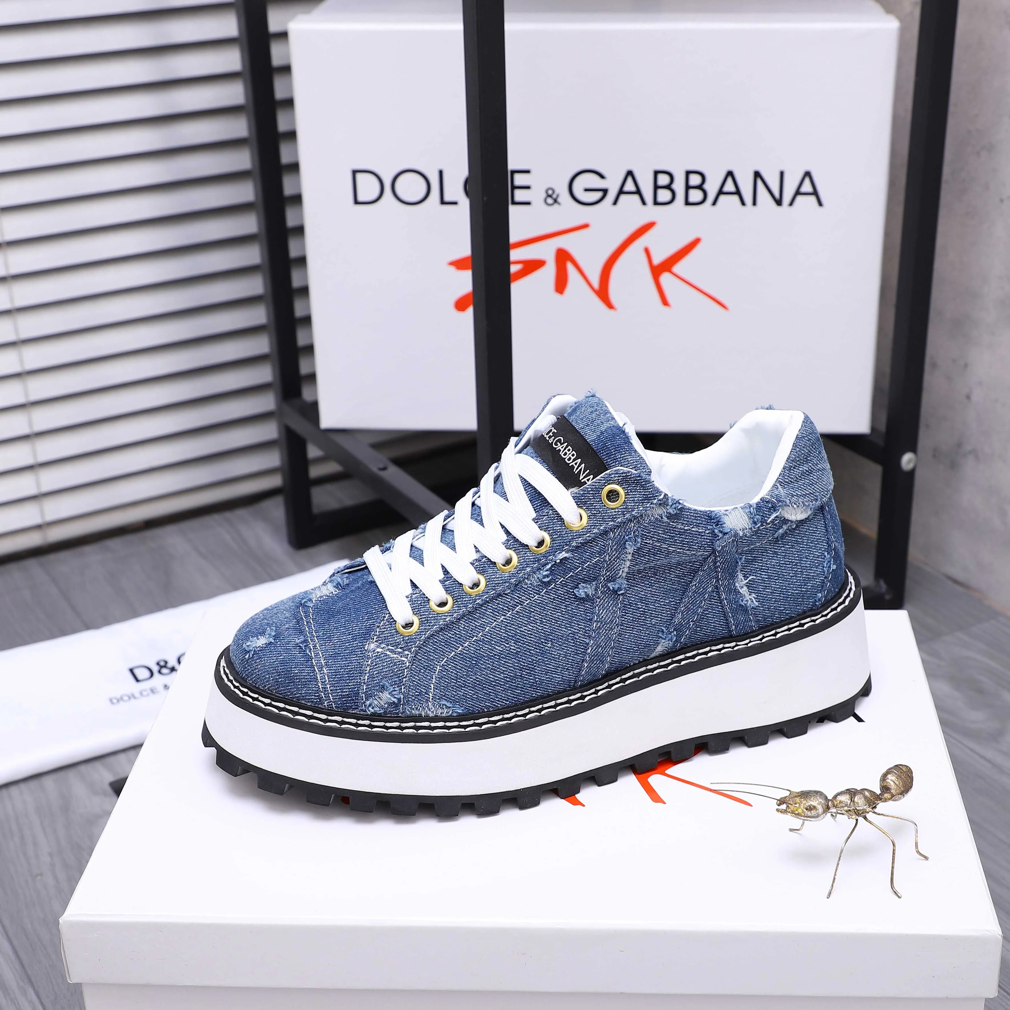 Men's shoes 💰442 Product trademark: DG (Dolce & Gabbana) casual shoes for couples. Regular size: 36-46 (45.46 is custom-made and non-returnable). Product materials: Selected denim stitching upper, leather lining, cowhide insole, non-slip rubber outsole